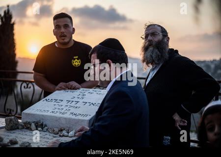 Jerusalem, Israel. 10.. November 2022. Ultraorthodoxe rechte Aktivisten nehmen an einer Gedenkfeier für den verstorbenen umstrittenen Rabbiner Meir Kahane Teil. Meir Kahane war ein israelisch-amerikanischer Rabbiner, der am 05. November 1990 im New York Marriott East Side Hotel in Manhattan vom in Ägypten geborenen Amerikaner El Sayyid Nosair ermordet wurde. Quelle: Ilia Yefimovich/dpa/Alamy Live News Stockfoto