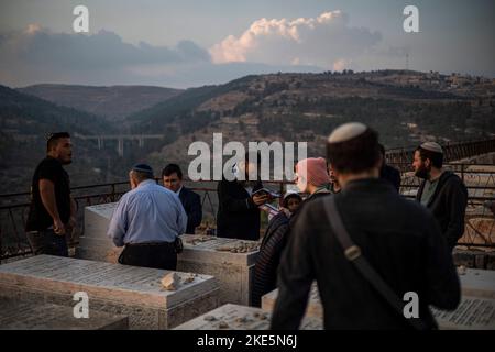 Jerusalem, Israel. 10.. November 2022. Ultraorthodoxe rechte Aktivisten nehmen an einer Gedenkfeier für den verstorbenen umstrittenen Rabbiner Meir Kahane Teil. Meir Kahane war ein israelisch-amerikanischer Rabbiner, der am 05. November 1990 im New York Marriott East Side Hotel in Manhattan vom in Ägypten geborenen Amerikaner El Sayyid Nosair ermordet wurde. Quelle: Ilia Yefimovich/dpa/Alamy Live News Stockfoto