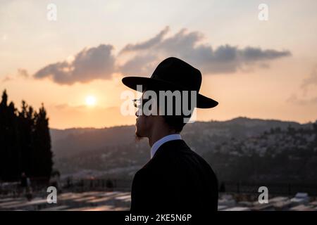 Jerusalem, Israel. 10.. November 2022. Ein ultra-orthodoxer rechter Aktivist nimmt an einer Gedenkfeier für den verstorbenen umstrittenen Rabbiner Meir Kahane Teil. Meir Kahane war ein israelisch-amerikanischer Rabbiner, der am 05. November 1990 im New York Marriott East Side Hotel in Manhattan vom in Ägypten geborenen Amerikaner El Sayyid Nosair ermordet wurde. Quelle: Ilia Yefimovich/dpa/Alamy Live News Stockfoto