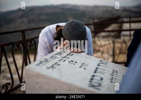 Jerusalem, Israel. 10.. November 2022. Ein ultra-orthodoxer rechter Aktivist nimmt an einer Gedenkfeier für den verstorbenen umstrittenen Rabbiner Meir Kahane Teil. Meir Kahane war ein israelisch-amerikanischer Rabbiner, der am 05. November 1990 im New York Marriott East Side Hotel in Manhattan vom in Ägypten geborenen Amerikaner El Sayyid Nosair ermordet wurde. Quelle: Ilia Yefimovich/dpa/Alamy Live News Stockfoto