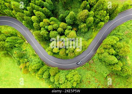 Luftaufnahme einer windigen Bergstraße in der Nähe eines Vulkans auf einer Sao Miguel Insel, Azoren, Portugal. Urlaub Roadtrip. Stockfoto