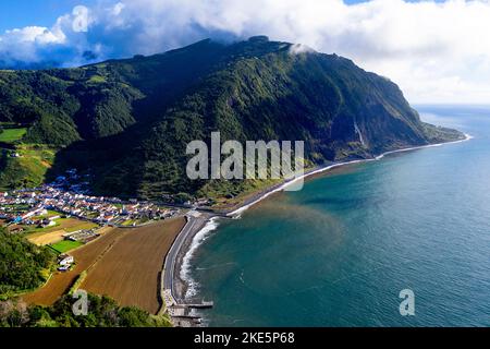 Luftaufnahme eines kleinen Dorfes von Faial da Terra im östlichen Teil der Insel Sao Miguel, Azoren, Portugal Stockfoto