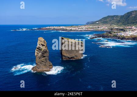 Luftaufnahme von zwei vulkanischen Felsen im Meer in der Nähe des Strandes und des Dorfes Mosteiros, Sao Miguel, Azoren, Portugal Stockfoto