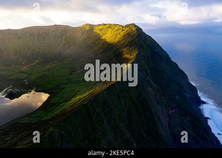 Luftaufnahme des Caldeirao Krater, Corvo Insel, Azoren, Portugal Stockfoto