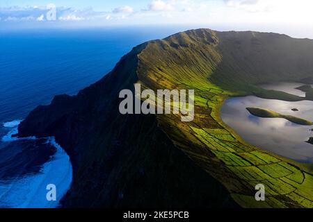 Luftaufnahme des Caldeirao Krater, Corvo Insel, Azoren, Portugal Stockfoto