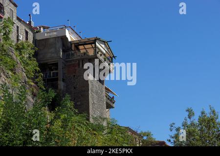 Die Stadt Molyvos oder Mithymna, mit traditionellen überhängenden Balkonen am Rand einer Klippe, Lesbos, Inseln der nördlichen Ägäis, Griechenland. Stockfoto