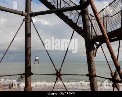 Dovercourt Outer (Low) Lighthouse aus Sicht des Inner (High) Lighthouse, Dovercourt Bay, Harwich, Essex, England Stockfoto