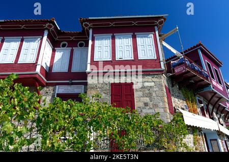 Die Stadt Molyvos oder Mithymna, mit traditionellen überhängenden Balkonen am Rand einer Klippe, Lesbos, Inseln der nördlichen Ägäis, Griechenland. Stockfoto