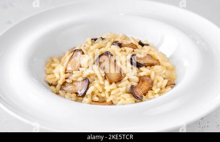 Portion Risotto mit gebratenen Eryngii-Pilzen Stockfoto