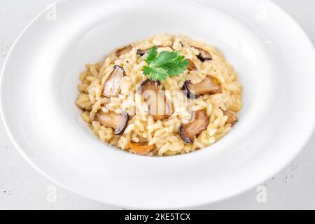 Portion Risotto mit gebratenen Eryngii-Pilzen Stockfoto