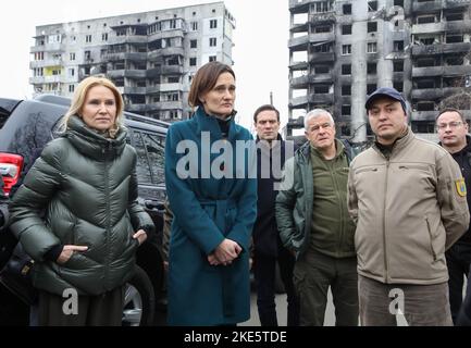 Nicht exklusiv: BORODIANKA, UKRAINE - 10. NOVEMBER 2022 - Stellvertretende Sprecherin der Verkhovna Rada der Ukraine Olena Kondratiuk (L) und Sprecherin der Seima Stockfoto