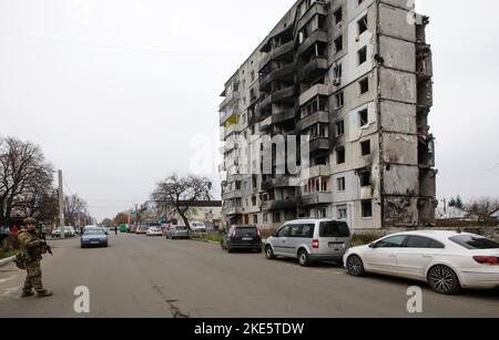 Non Exclusive: BORODIANKA, UKRAINE - 10. NOVEMBER 2022 - ein Wohngebäude, das durch russischen Beschuss zerstört wurde, ist in einem städtebaulichen Gebäude in Borodianka abgebildet Stockfoto