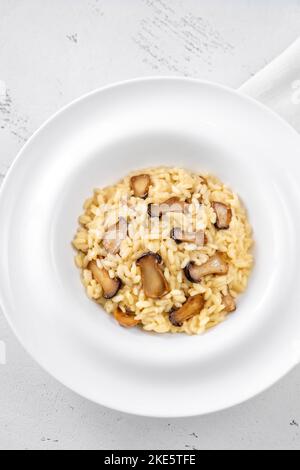 Portion Risotto mit gebratenen Eryngii-Pilzen Stockfoto