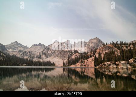 Alice Lake, ein großer alpiner See in den Sawtooth Mountains in Idaho, der an einem Sommertag gesehen wird. Der See liegt innerhalb der Sawtooth Wilderness und Sawtooth National Fo Stockfoto