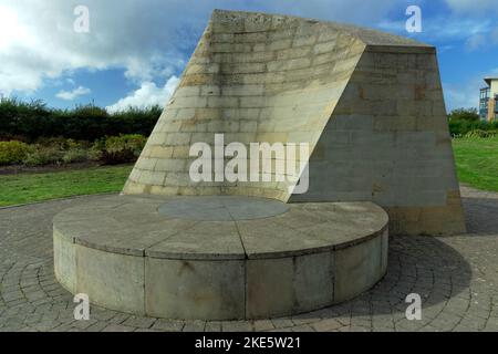 Skulptur „Cader Idris“ von Willian Pye, Feuchtgebiet, Cardiff Bay, Südwales. Stockfoto