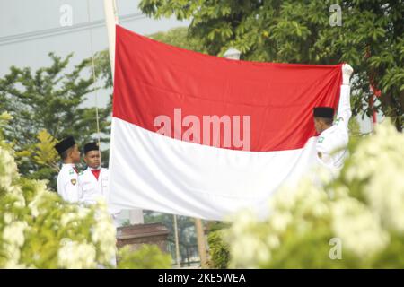 Madiun, Ost-Java, Indonesien. 10.. November 2022. Die Pusaka Flag-Raising Truppe (Paskibraka) wurde während der Gedenkfeier zum Nationalen Heldentag im Innenhof des Ronggo Djemeno Pavillons, Madiun Regency, gesehen, wie sie die rot-weiße Flagge schwenkte. Diese Gedenkfeier trug das Thema ''Mein Held, mein Beispiel' (Kreditbild: © Ajun Ally/Pacific Press via ZUMA Press Wire) Stockfoto