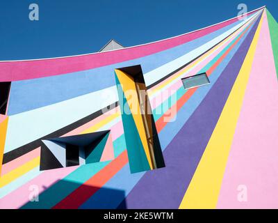 Dance Diagonal, ein Wandgemälde von Lothar Gotz, Außenansicht der Towner Art Gallery, Eastbourne, East Sussex, England Stockfoto