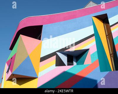 Dance Diagonal, ein Wandgemälde von Lothar Gotz, Außenansicht der Towner Art Gallery, Eastbourne, East Sussex, England Stockfoto