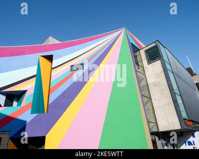 Dance Diagonal, ein Wandgemälde von Lothar Gotz, Außenansicht der Towner Art Gallery, Eastbourne, East Sussex, England Stockfoto