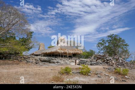 Malerische Landschaft aus traditionellen Häusern auf Stelzen mit Strohdächern in Prai Liang Dorf, Sumba Insel, East Nusa Tenggara, Indonesien Stockfoto