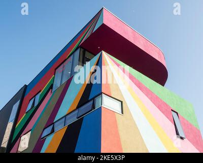 Dance Diagonal, ein Wandgemälde von Lothar Gotz, Außenansicht der Towner Art Gallery, Eastbourne, East Sussex, England Stockfoto