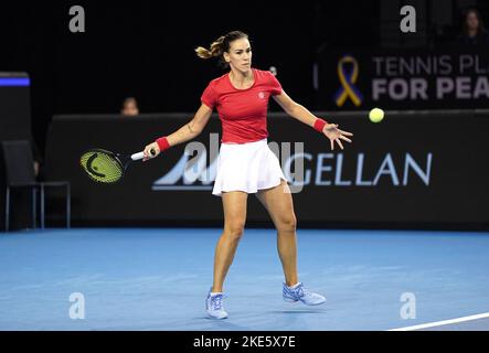 Die spanische Nuria Parrizas Diaz im Einsatz gegen die britische Heather Watson am dritten Tag des Etappenschlags der Billie Jean King Cup Group zwischen Spanien und Großbritannien in der Emirates Arena in Glasgow. Ausgabedatum: Donnerstag, 10. November 2022. Stockfoto