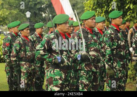 Madiun, Ost-Java, Indonesien. 10.. November 2022. Bei der Durchführung der Gedenkfeier zum Nationalheldentag nahmen Dutzende Teilnehmer Teil, darunter die indonesische Nationalarmee, die Polizei der Republik Indonesien, der staatliche Zivilapparat und Studenten. Diese Gedenkfeier trug das Thema ''Mein Held, mein Beispiel' (Kreditbild: © Ajun Ally/Pacific Press via ZUMA Press Wire) Stockfoto