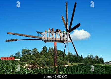 Österreich, traditionelle Klapotez Vogelscheuche und Weinberge an den steilen Hängen an der steirischen Weinstraße ist die hügelige Landschaft auch als die bekannt Stockfoto