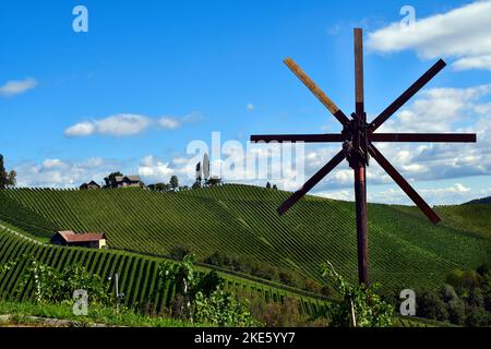 Österreich, traditionelle Klapotez Vogelscheuche und Weinberge an den steilen Hängen an der steirischen Weinstraße ist die hügelige Landschaft auch als die bekannt Stockfoto