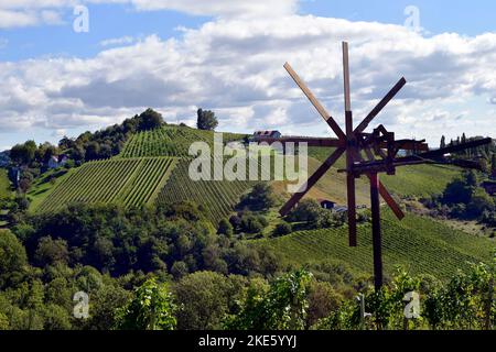 Österreich, traditionelle Klapotez Vogelscheuche und Weinberge an den steilen Hängen an der steirischen Weinstraße ist die hügelige Landschaft auch als die bekannt Stockfoto