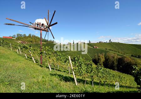 Österreich, traditionelle Klapotez Vogelscheuche und Weinberge an den steilen Hängen an der steirischen Weinstraße ist die hügelige Landschaft auch als die bekannt Stockfoto