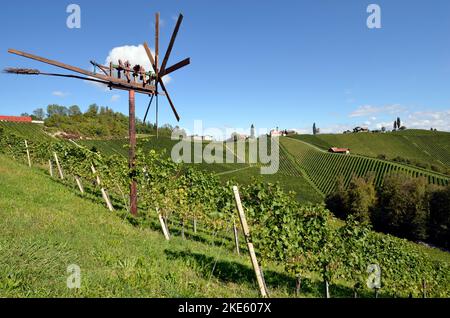 Österreich, traditionelle Klapotez Vogelscheuche und Weinberge an den steilen Hängen an der steirischen Weinstraße ist die hügelige Landschaft auch als die bekannt Stockfoto