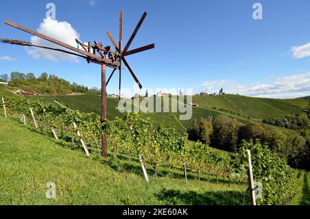 Österreich, traditionelle Klapotez Vogelscheuche und Weinberge an den steilen Hängen an der steirischen Weinstraße ist die hügelige Landschaft auch als die bekannt Stockfoto