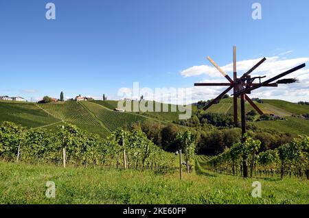 Österreich, traditionelle Klapotez Vogelscheuche und Weinberge an den steilen Hängen an der steirischen Weinstraße ist die hügelige Landschaft auch als die bekannt Stockfoto