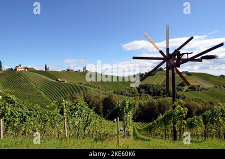 Österreich, traditionelle Klapotez Vogelscheuche und Weinberge an den steilen Hängen an der steirischen Weinstraße ist die hügelige Landschaft auch als die bekannt Stockfoto