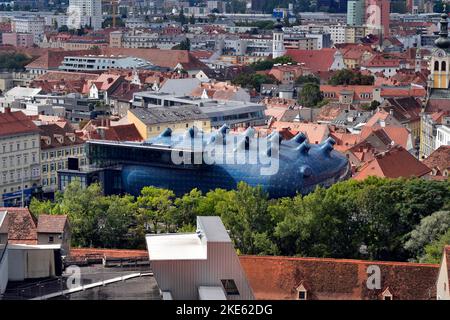 Österreich, Luftaufnahme über das UNESCO-Weltkulturerbe Graz, Hauptstadt der Steiermark mit Kunsthaus, Ausstellungsgebäude und neuem Architekturschaffen Stockfoto