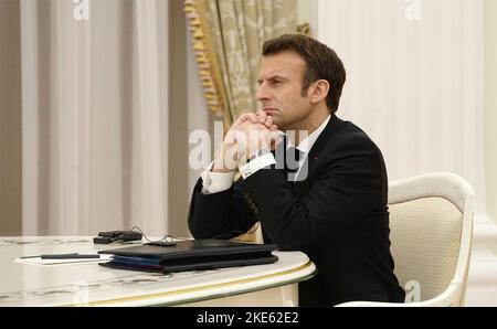 Moskau, Russland. 07. Februar 2022. Der französische Präsident Emmanuel Macron blickt besorgt auf ein bilaterales Treffen mit dem russischen Präsidenten Wladimir Putin im Kreml am 7. Februar 2022 in Moskau, Russland. Kredit: Presidential Press Office/Kremlin Pool/Alamy Live Nachrichten Stockfoto