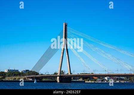 Riga, Lettland - 09102022: Seilbrücke in Riga über den Daugava-Fluss Blick vom Ufer. Stockfoto