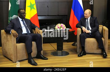 Sotschi, Russland. 03. Juni 2022. Der russische Präsident Wladimir Putin, rechts, hört dem senegalesischen Präsidenten und dem Vorsitzenden der Afrikanischen Union, Macky Sall, links, während eines persönlichen bilateralen Treffens in der Residenz Bocharov Ruchei am 3. Juni 2022 in Sotschi, Russland, zu. Putin lud Sall ein, um über die Wiederaufnahme der Getreidelieferungen aus der Ukraine zu diskutieren. Quelle: Mikhail Klimentyev/Kremlin Pool/Alamy Live News Stockfoto