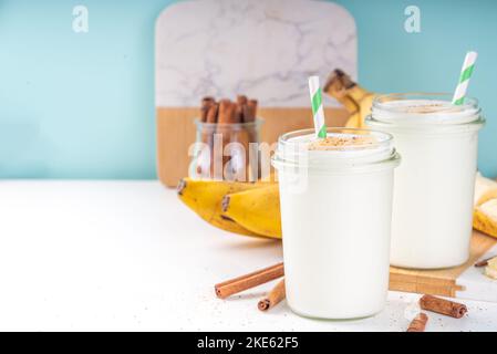 Herbst vegan Zimt Banane Smoothie, Shake oder Joghurt im Glas auf dem hellen Hintergrund. Gesunde Ernährung Stockfoto