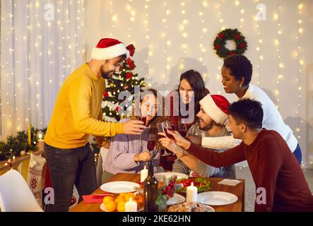 Lächelnde Freunde jubeln über das neue Jahr Stockfoto