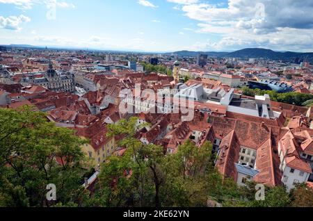 Österreich, Luftaufnahme über das UNESCO-Weltkulturerbe Graz, Hauptstadt der Steiermark mit Kunsthaus, Ausstellungsgebäude und neuem Architekturschaffen Stockfoto