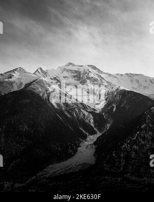 Eine vertikale Aufnahme des verschneiten Annapurna-Gebirges in Nepal Stockfoto