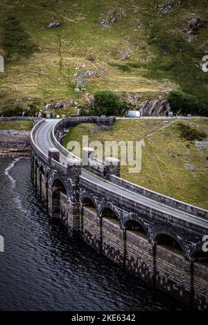 Eine Luftaufnahme eines Teils eines Craig Goch-Staudamms, Elan Valley, Wales. Reservoir für Birmingham Wasserversorgung mit grasbewachsenen Berg im Hintergrund Stockfoto