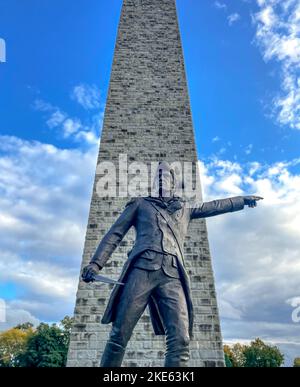 BENNINGTON, VT - USA - OCT 10, 2022 Eine vertikale Ansicht der Statue des Brigadier General John stark, des amerikanischen Helden des Revolutionskrieges, der seine TRO führt Stockfoto