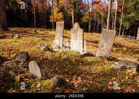 Londonderry, VT - USA - 8. Okt. 2022 Herbstliche Landschaftsansicht des historischen Friedhofs aus der Zeit des Revolutionskrieges im malerischen Lowell L in Vermont Stockfoto