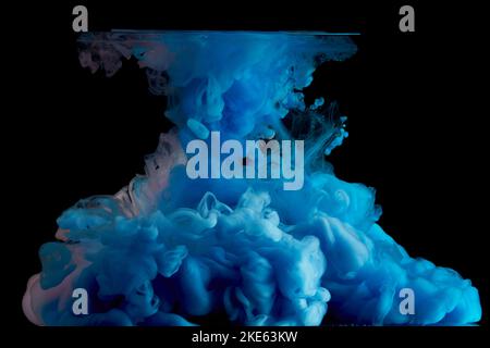 Abstrakte Acrylfarbe wirbelt im Wasser, schwarzer Hintergrund. Abstrakter Hintergrund. Blue Ink Blot, perfektes Layout für Ihr Design. Stockfoto