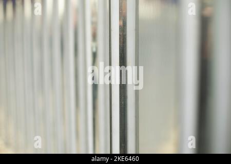 Stahlzaun im Detail. Zaun aus Metallprofil. Strapazierfähiges Material zum Schutz vor neugierigen Blicken. Stockfoto