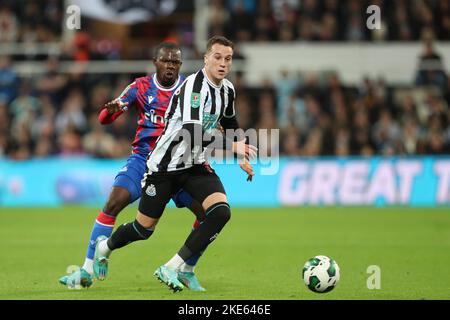 Javi Manquillo von Newcastle United in Aktion mit Tyrick Mitchell von Crystal Palace während des Carabao Cup Third Round Spiels zwischen Newcastle United und Crystal Palace im St. James's Park, Newcastle upon Tyne am Mittwoch, 9.. November 2022. (Kredit: Mark Fletcher | MI News) Kredit: MI Nachrichten & Sport /Alamy Live News Stockfoto