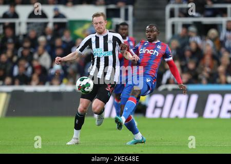 Sean Longstaff von Newcastle United in Aktion mit Tyrick Mitchell von Crystal Palace während des Carabao Cup Third Round Spiels zwischen Newcastle United und Crystal Palace im St. James's Park, Newcastle upon Tyne am Mittwoch, 9.. November 2022. (Kredit: Mark Fletcher | MI News) Kredit: MI Nachrichten & Sport /Alamy Live News Stockfoto